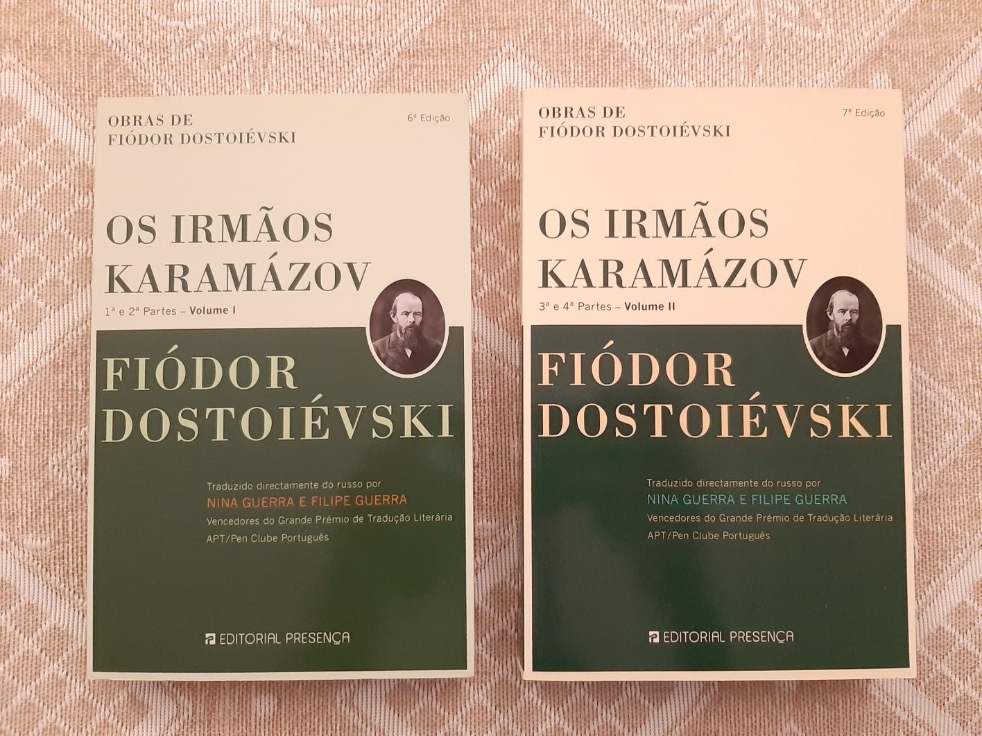 Vendo 'Os Irmãos Karamazov', 2 vol., de Dostoiévski.
