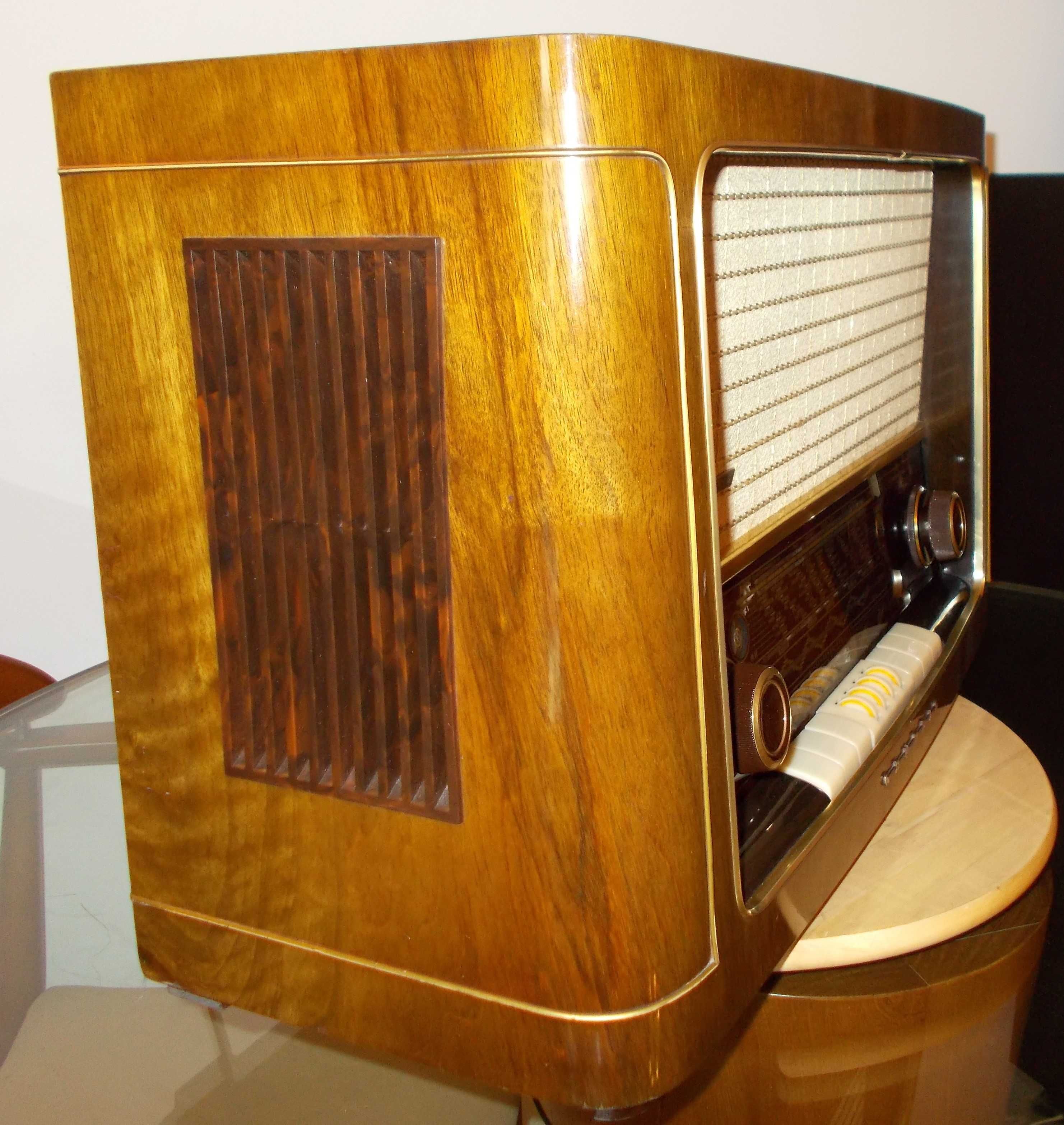 Rádio GRUNDIG a válvulas, de 1956, com FM