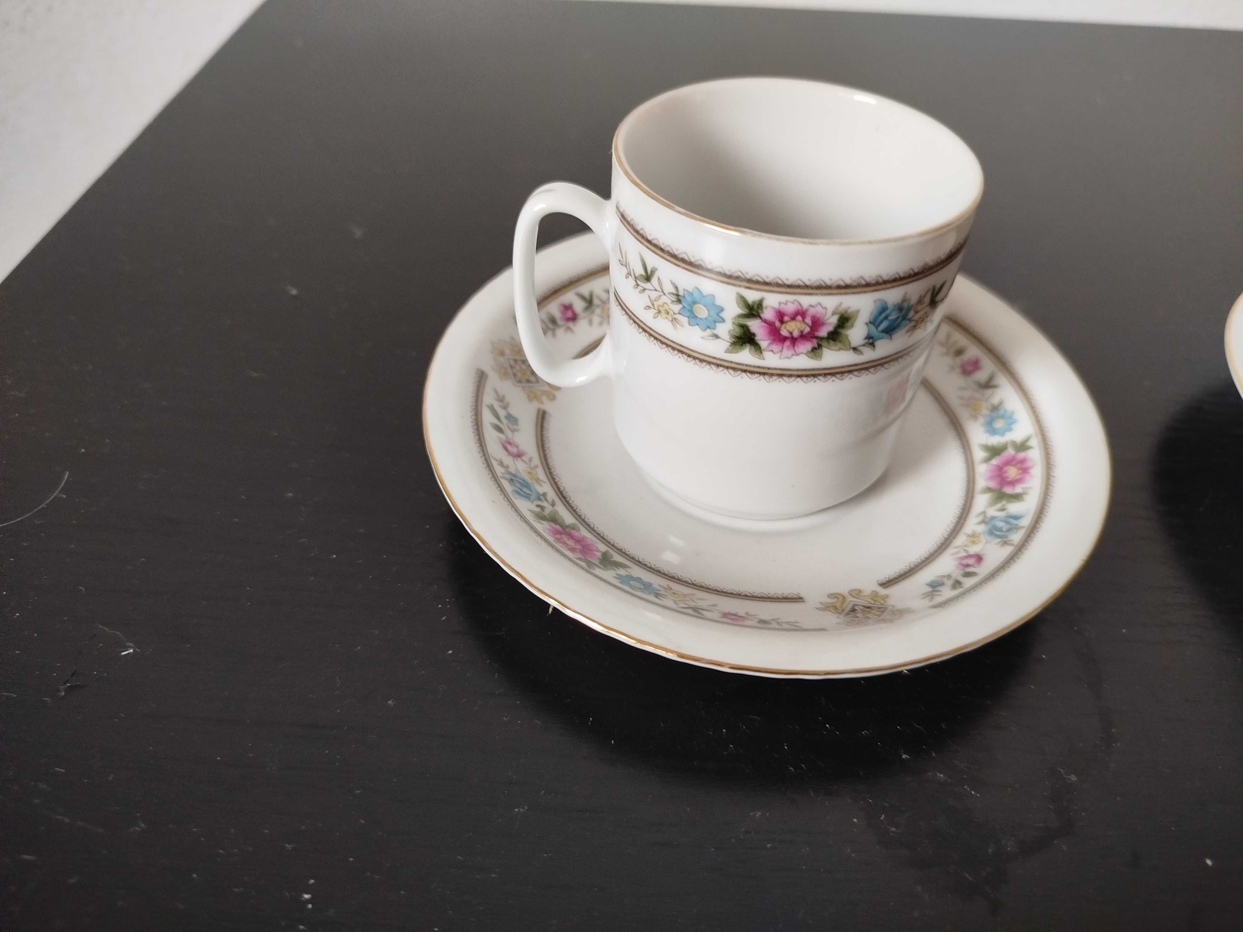 Três chávenas de café duas iguais e uma diferente