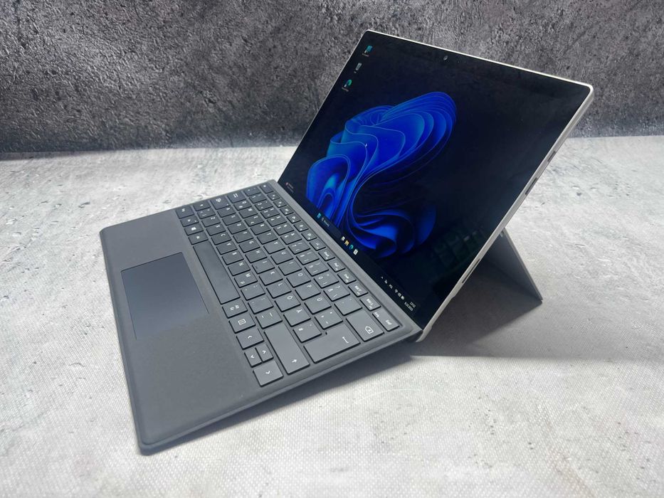 Microsoft Surface Pro / i7 7660u 4.0GHz / 8GB DDR4/ 256SSD/ 12.3 2.8K
