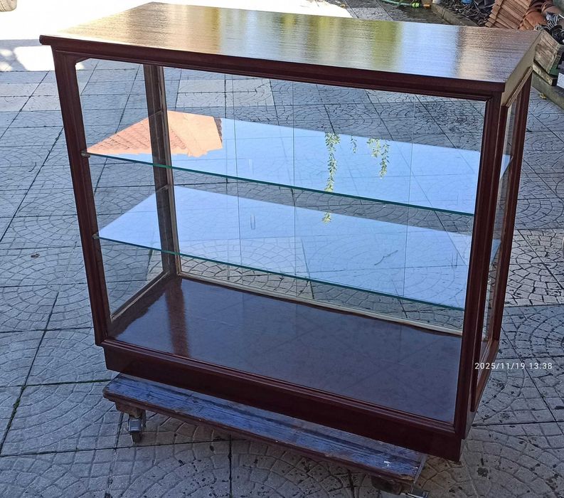 Cristaleira com 2 prateleiras de vidro.