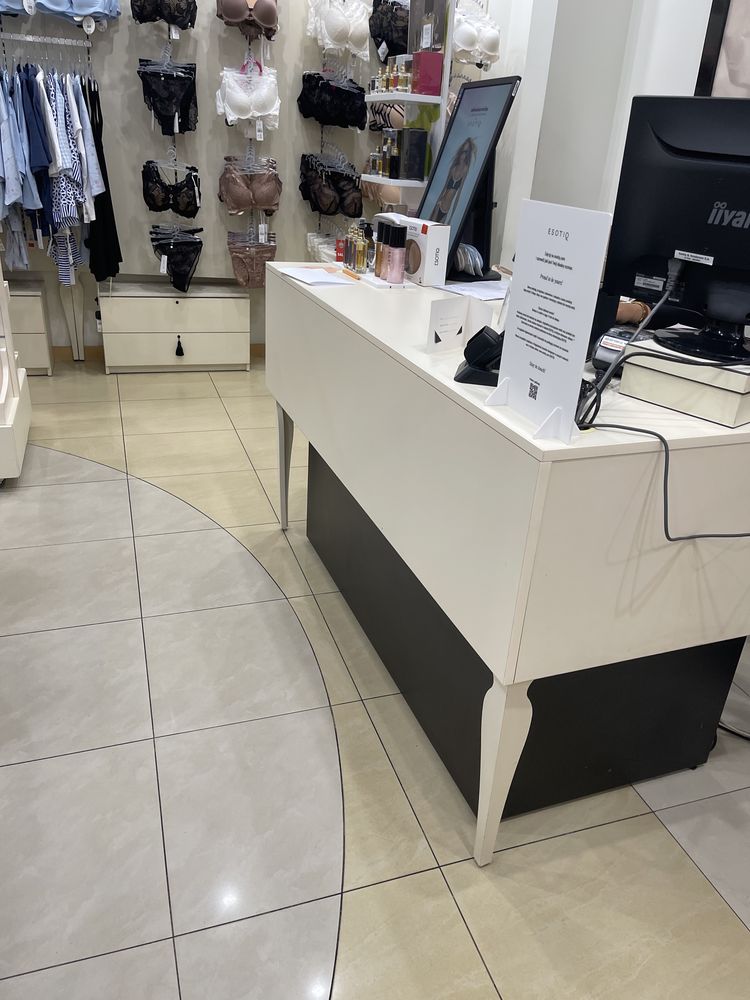 Meble sklepowe do salonu 50 m2