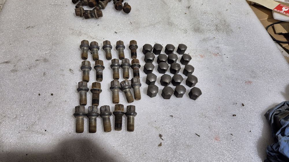 Śruby Śruba zatyczka osłona skoda superb II lift octavia bdb stanie