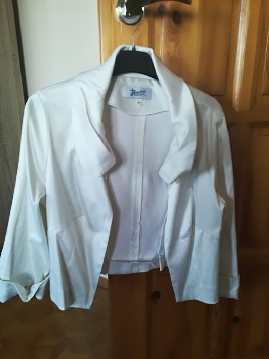 Krótki elegancki żakiet ecru