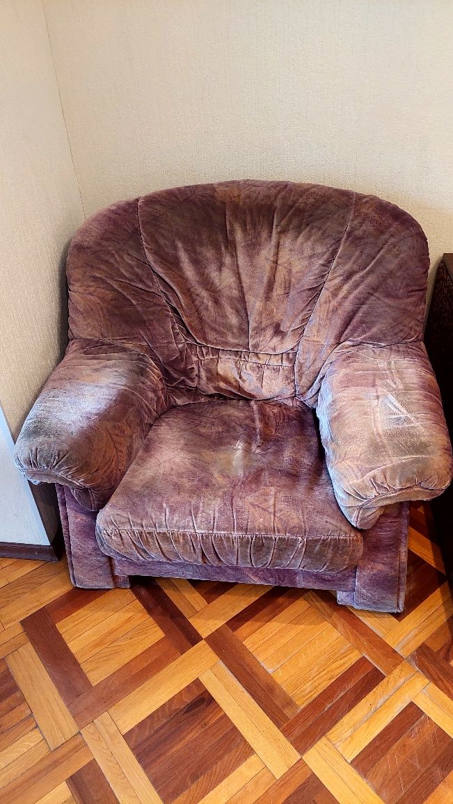 Продам срочно диван с креслом