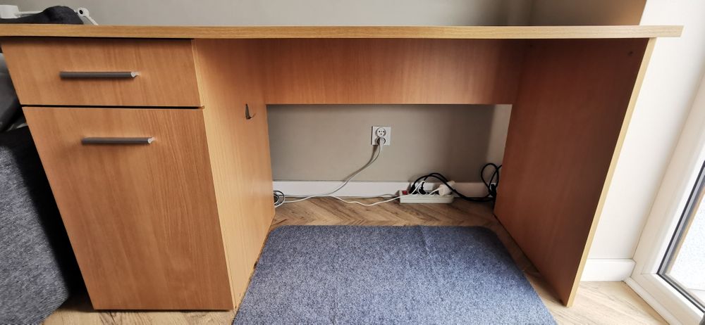 Biurko z szafką i szufladą