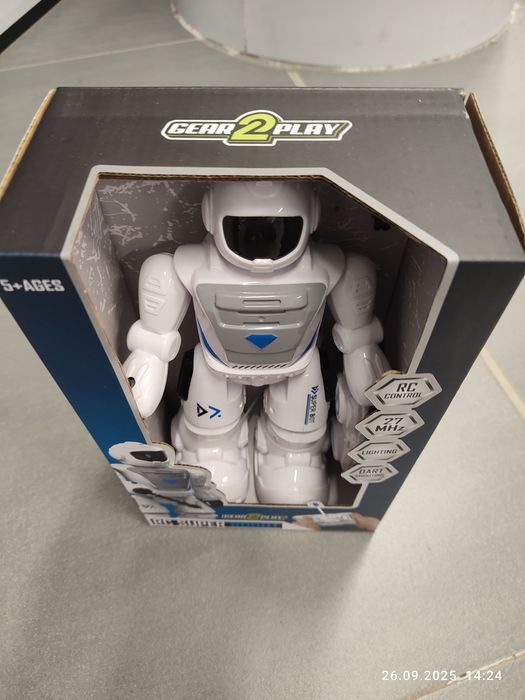 Nowy biały zdalnie sterowany robot z pilotem