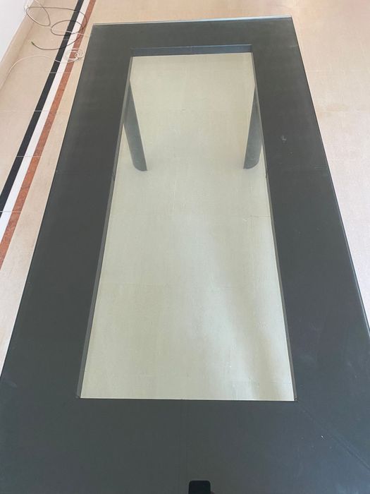 Mesa em cabedal e vidro de jantar