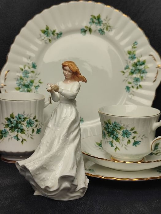 Figurka porcelanowa Royal Duolton HN 3390 “Thank You”.  1991 г.