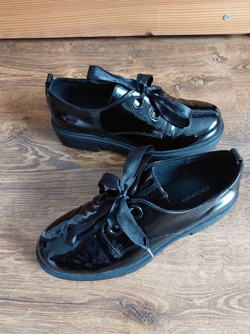 Lakierowane loafersy Reserved 37