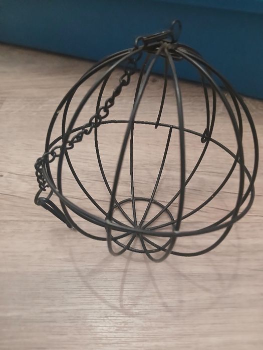 Paśnik w kształcie kóli dla gryzonia.