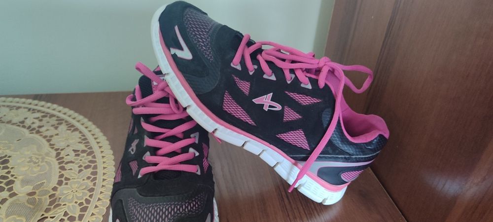 Кросівки жіночі  39 розмір