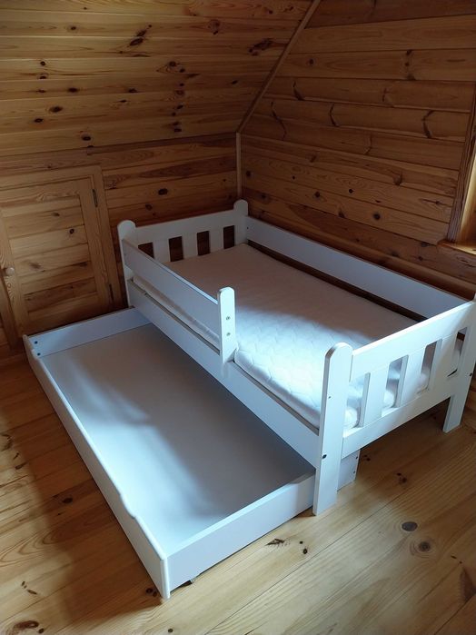 Łóżeczko dla dziecka z szufladą i materacem