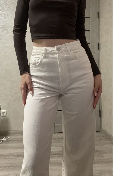 білі прямі джинси