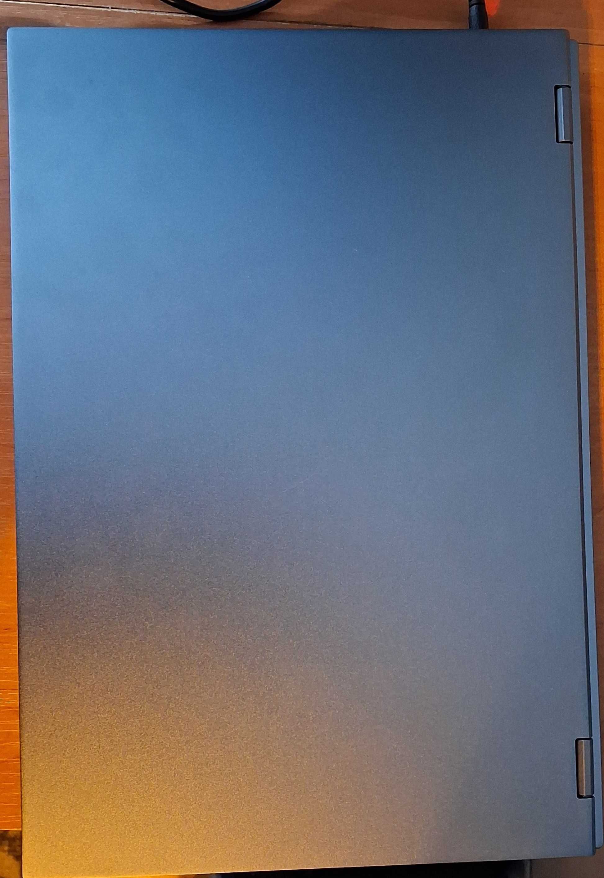 Laptop z podwójnym wyświetlaczem