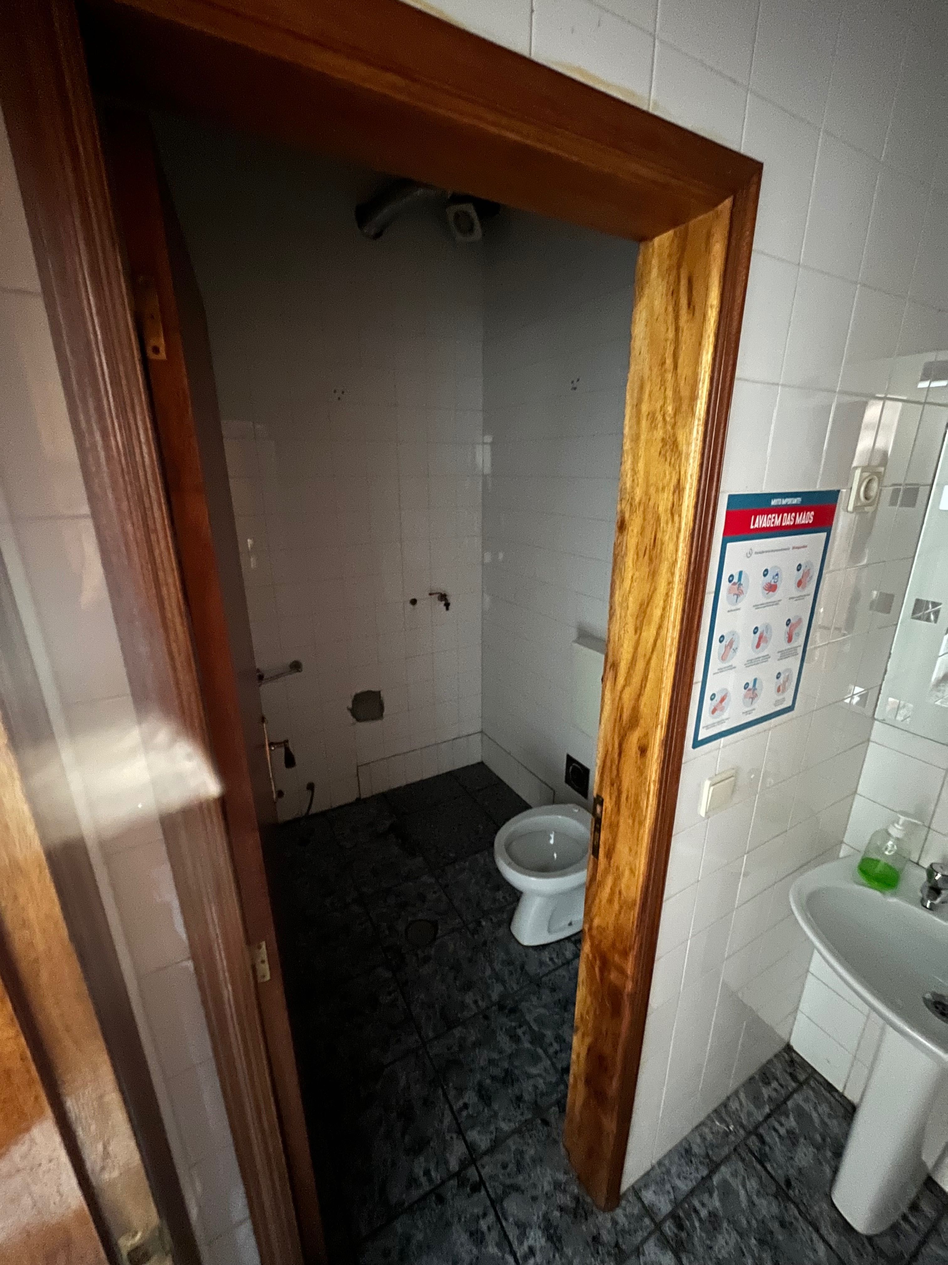 Vende-se Rés do chão, para comércio ou habitação 78m2
