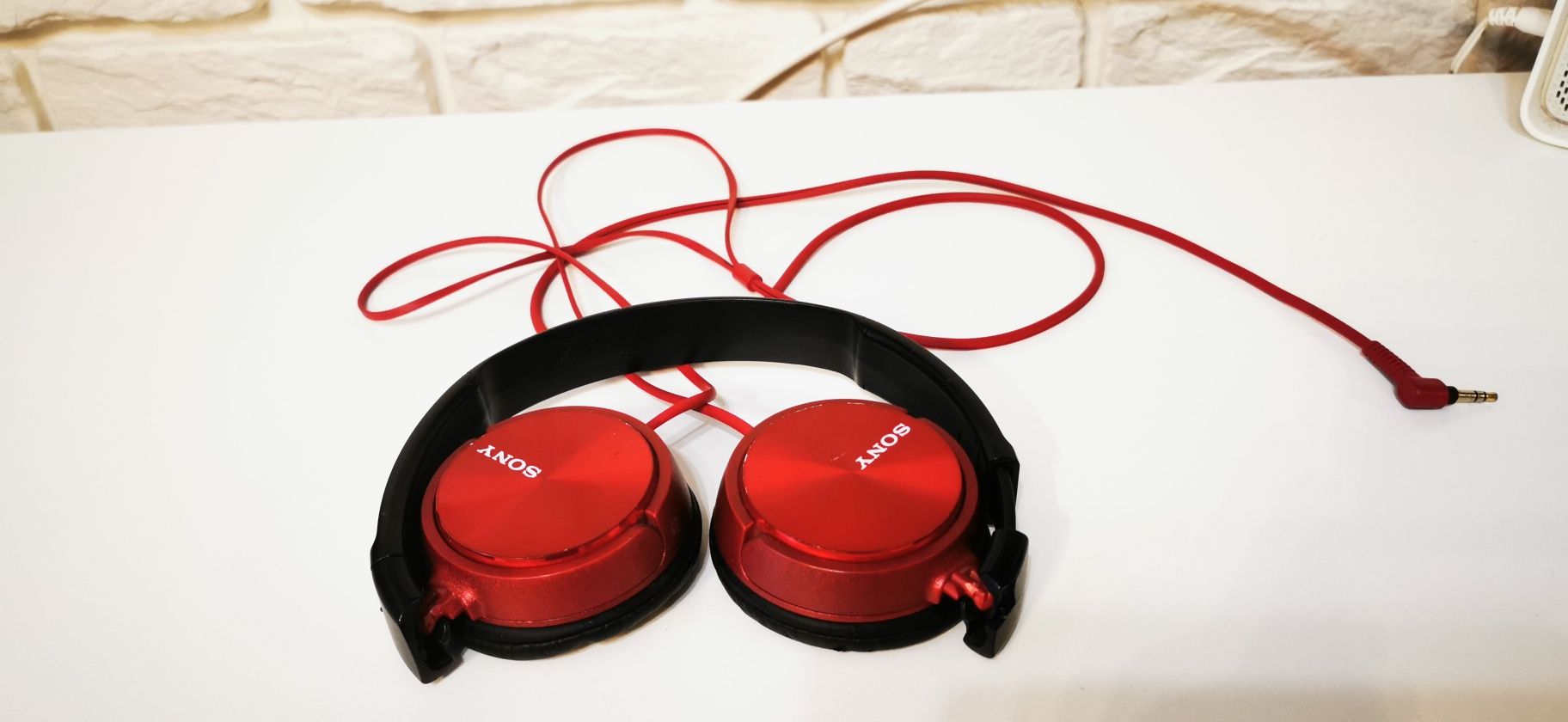 Słuchawki przewodowe, nauszne Sony.