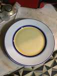 prato de refeicao azul amarelo e branco
