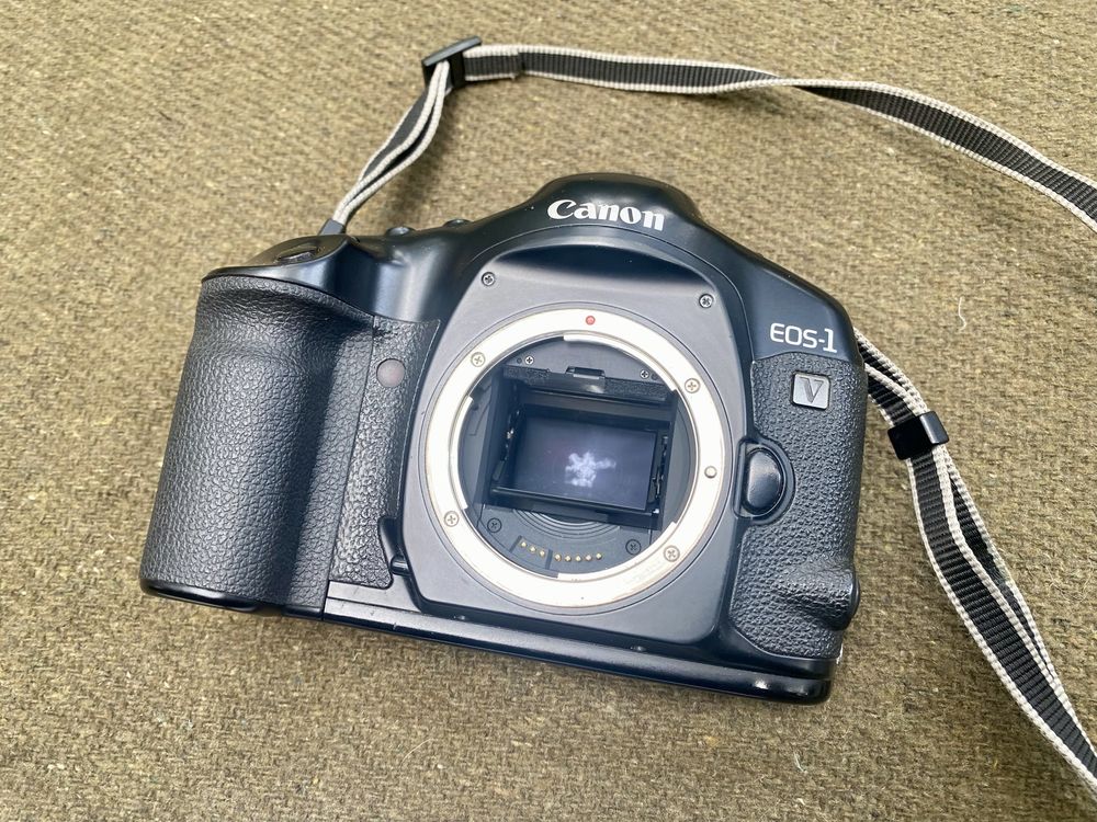 Canon EOS 1V + Power Drive Booster PB-E2 lustrzanka analogowa EOS1V
