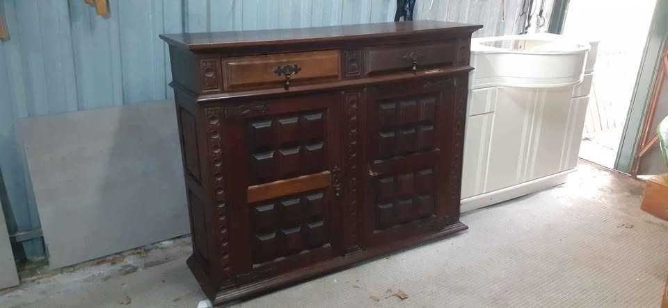 Antigo móvel em mogno.