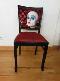 stare krzesło z wizerunkiem Królowej Kier