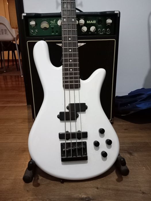 Baixo spector performer 4