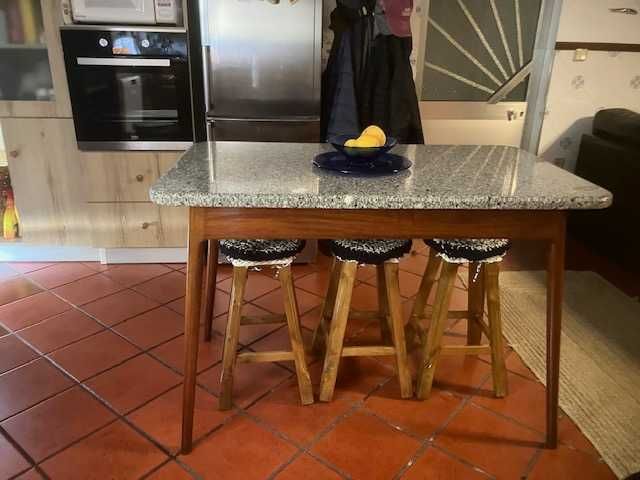 Mesa de apoio a cozinha c/ 3 bancos em madeira.