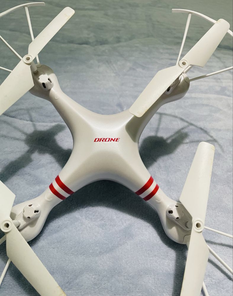Drone com luz led, comando e camera