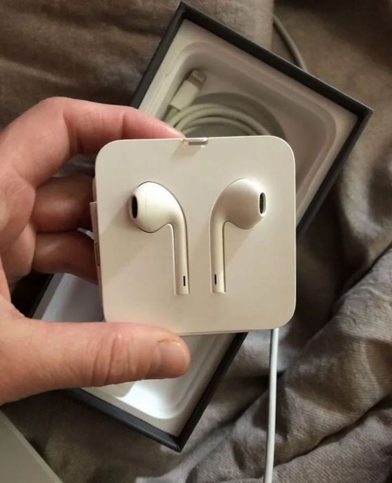 Б/у оригинальные наушники  EarPods Lightning Apple с комплекта IPhone