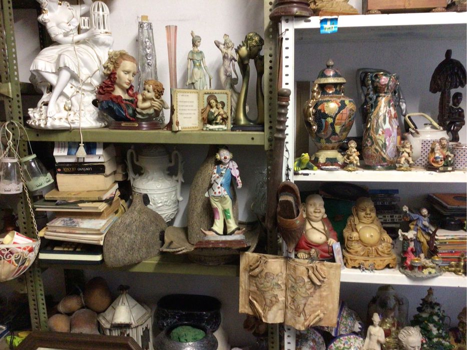 Recheio de antiguidades e velharias para venda
