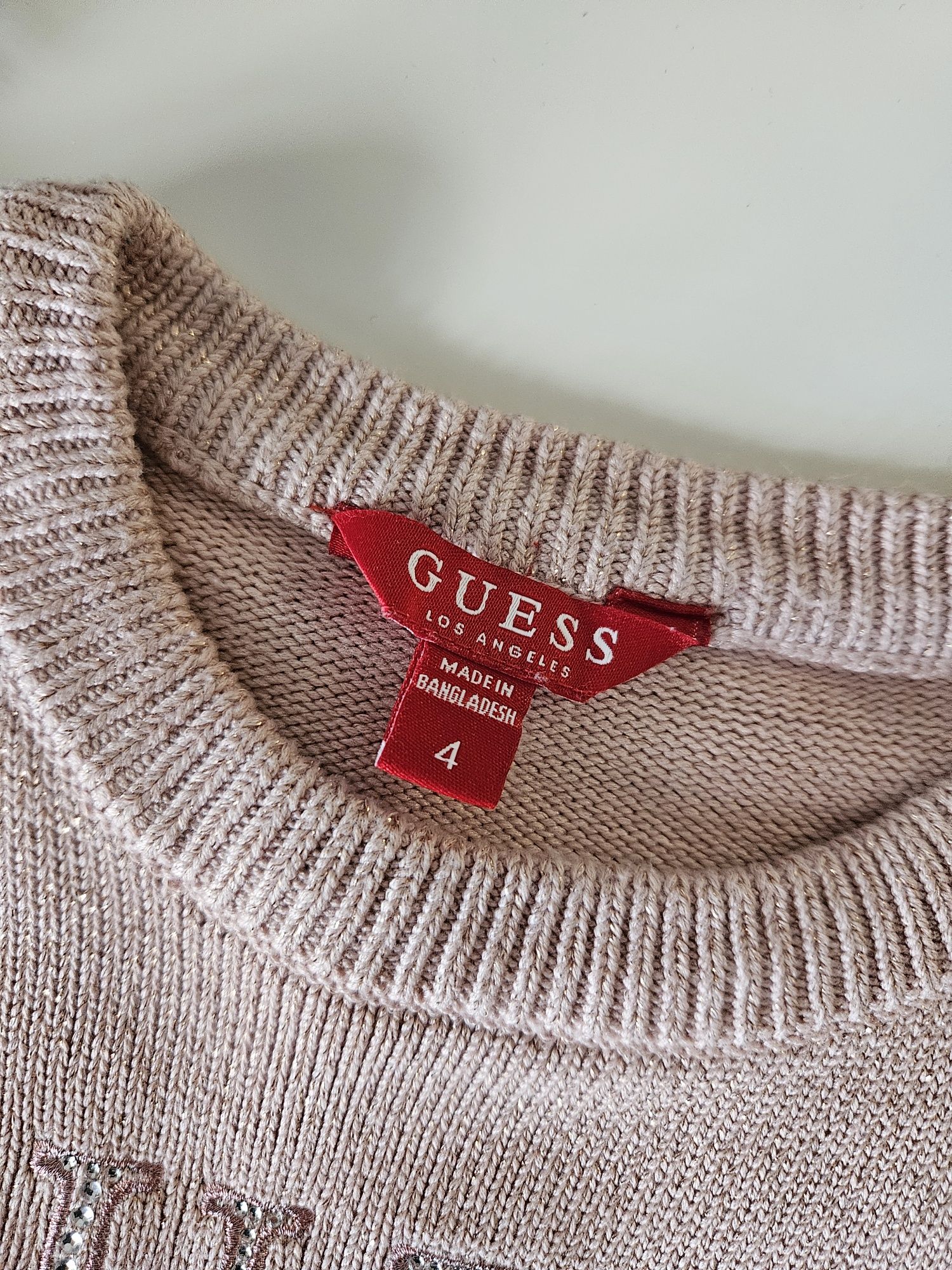 Guess! Śliczny sweterek w pudrowym różu z kryształkami roz 104 (4)