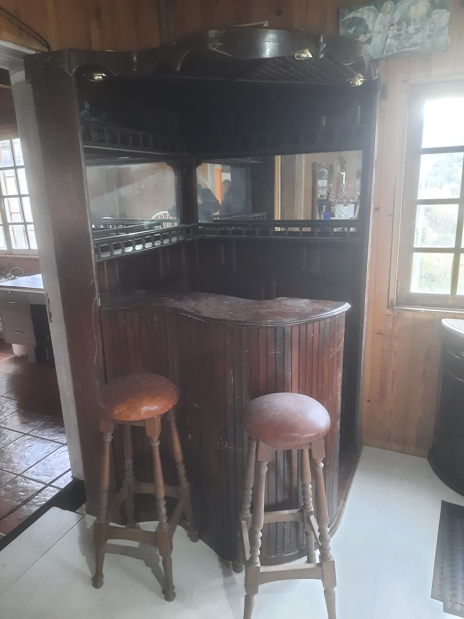 Bar antigo com 2 bancos