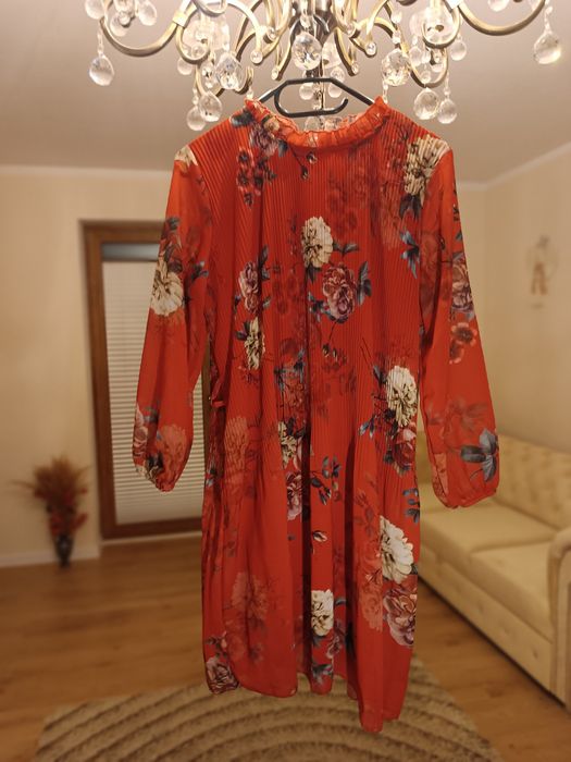 Piękna sukienka w kwiaty.