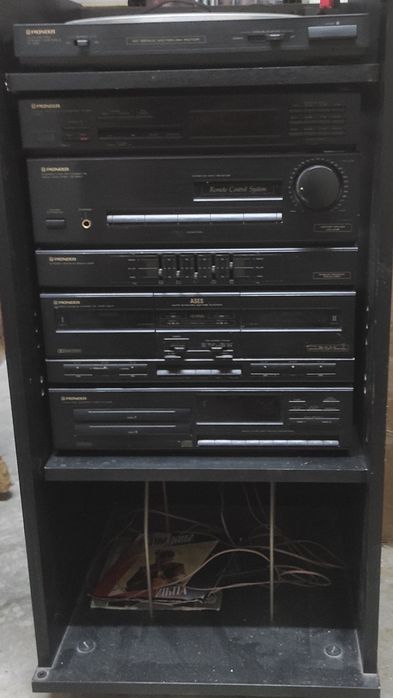 Aparelhagem Pioneer com colunas e móvel