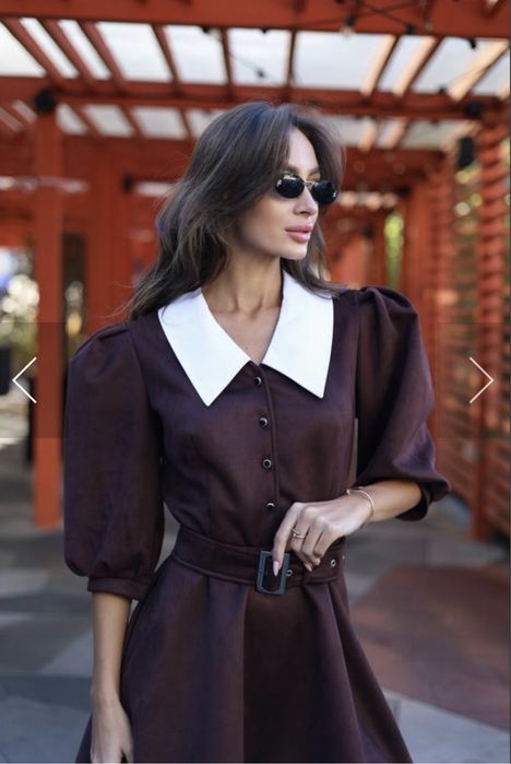 Класична замшева сукня з білим комірцем