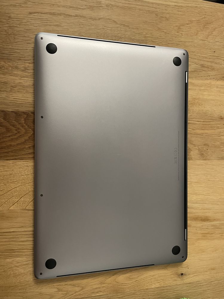 Apple A1707 Macbook PRO 15,4 stan bdb 2017 rok  512 GB