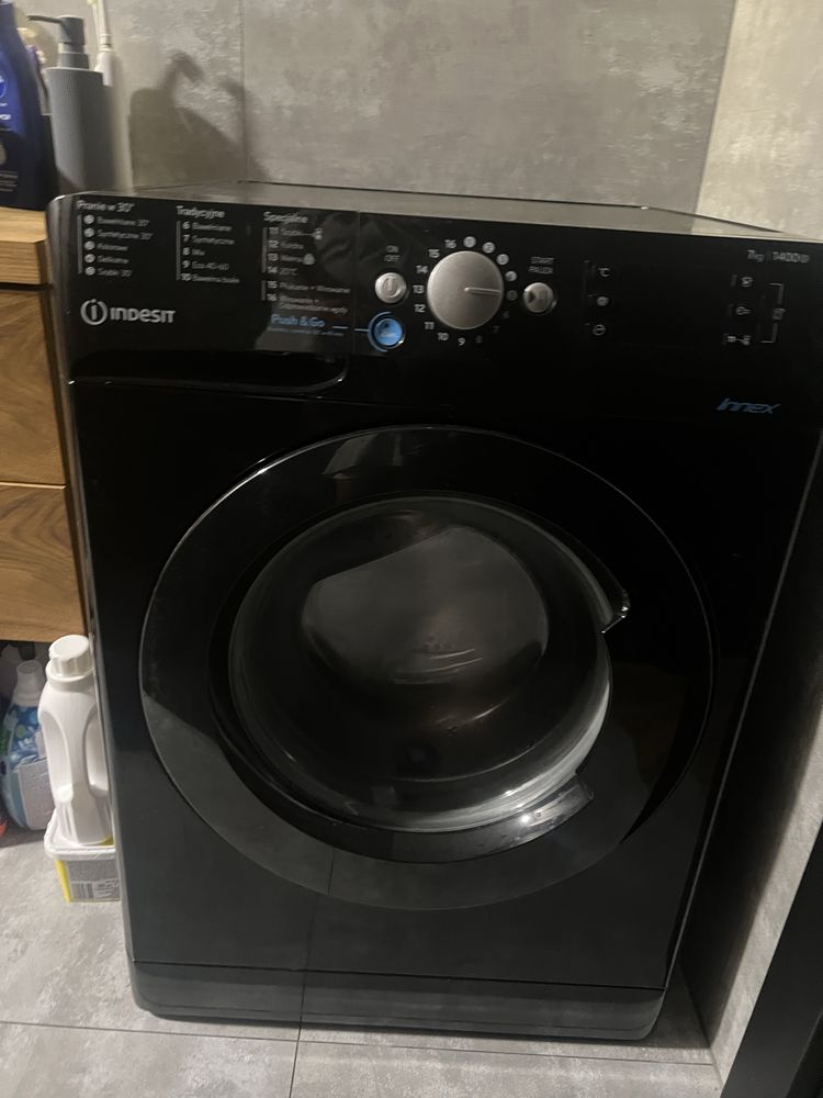 Pralka czarna indesit BWE 71452X