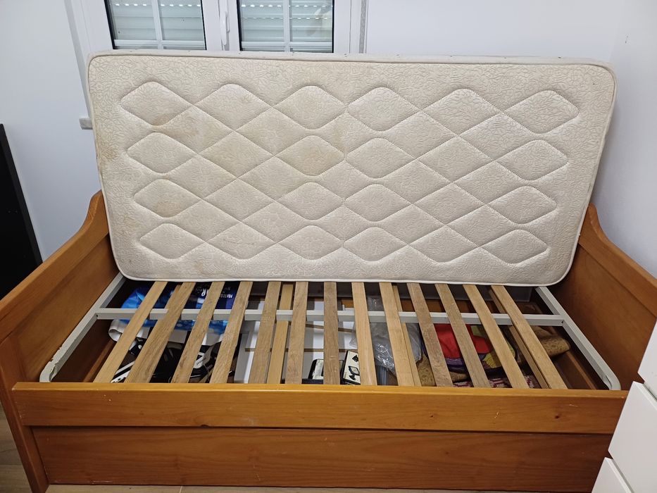 Cama em madeira de cerejeira  com gavetao