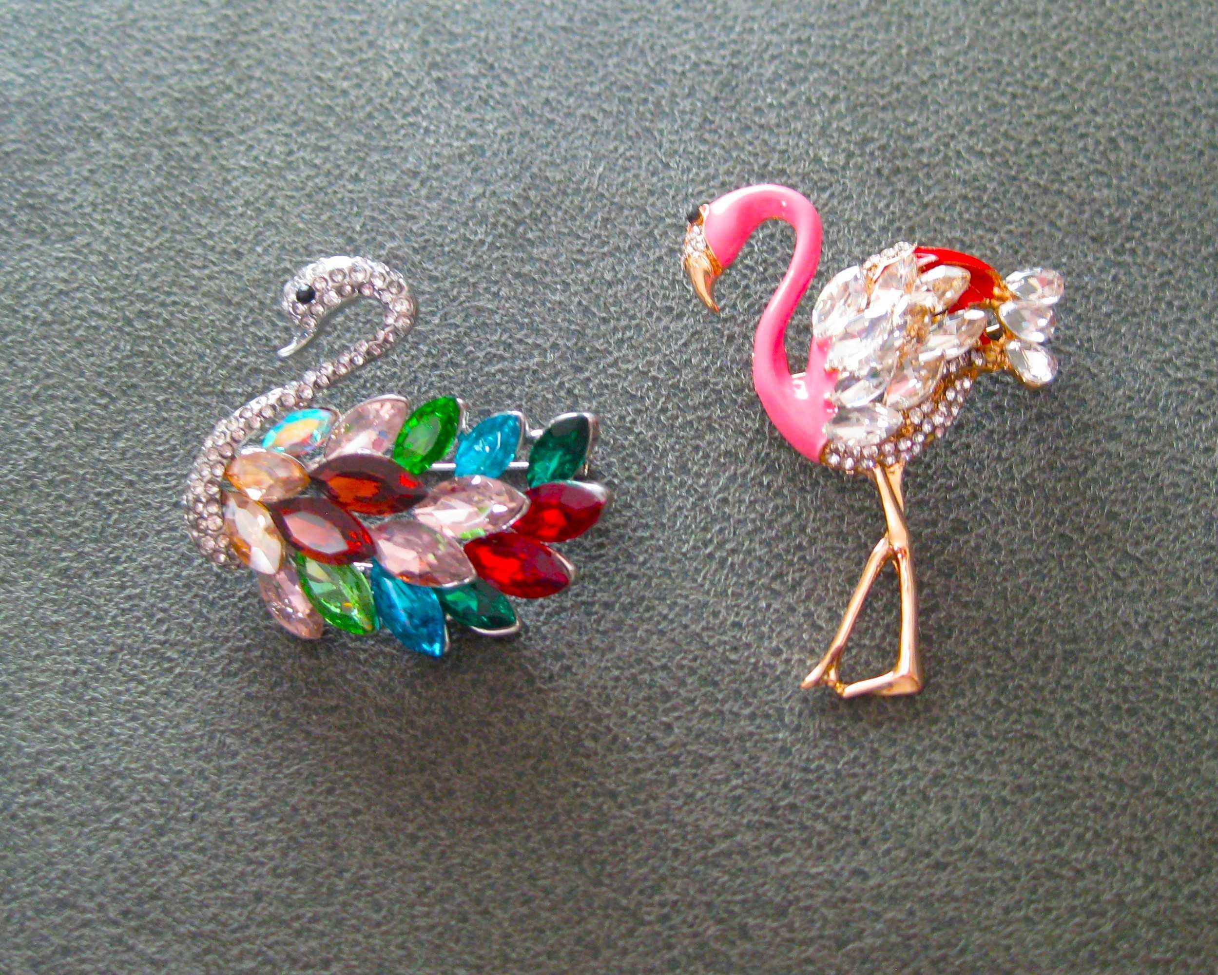 Alfinete / Broche / Pregadeira Cisne Pedras Coloridas NOVO