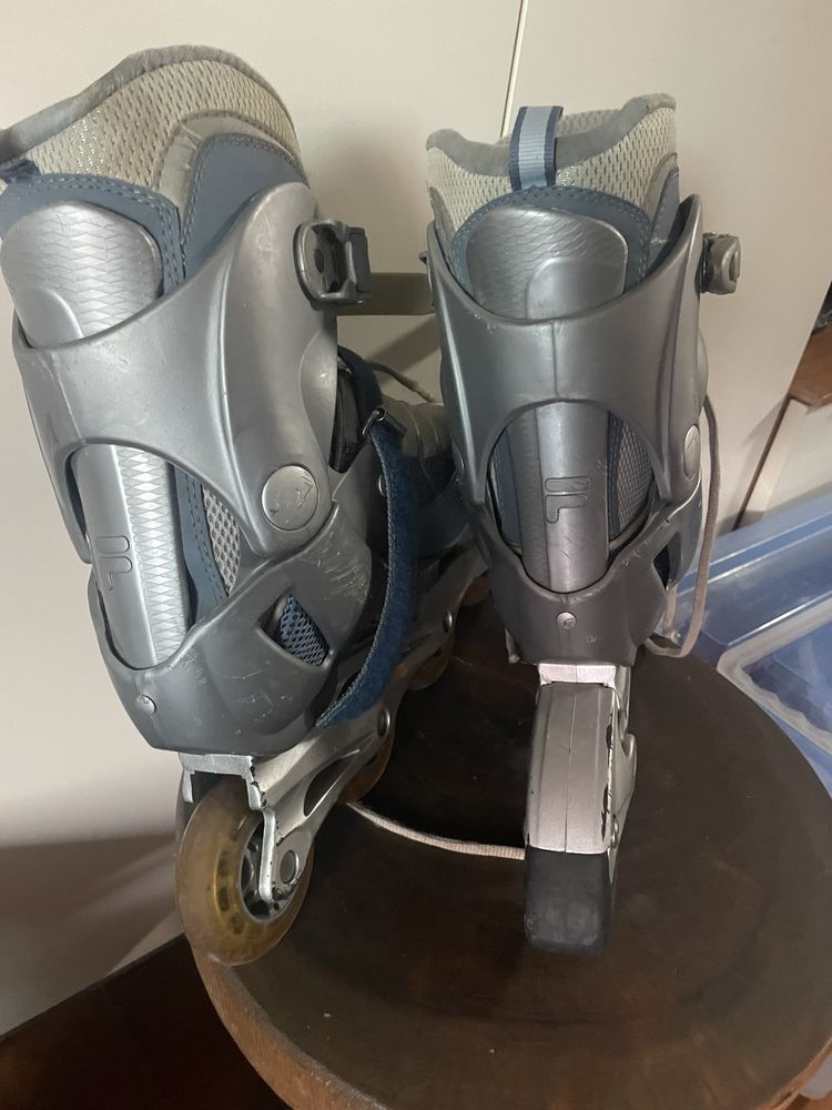 Patins em linha com rodas e com proteção de joelhos, pés e mãos