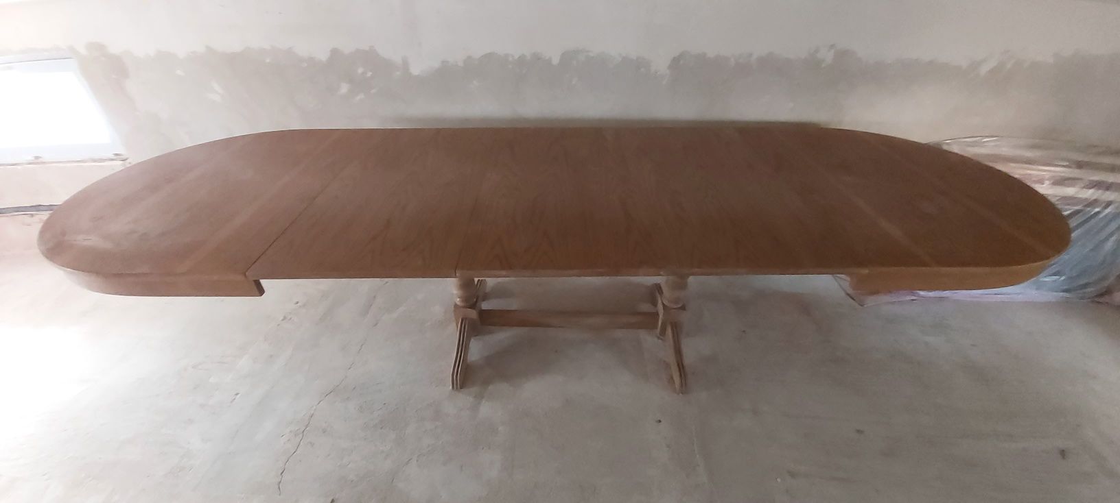 Duży owalny rozkładany stół