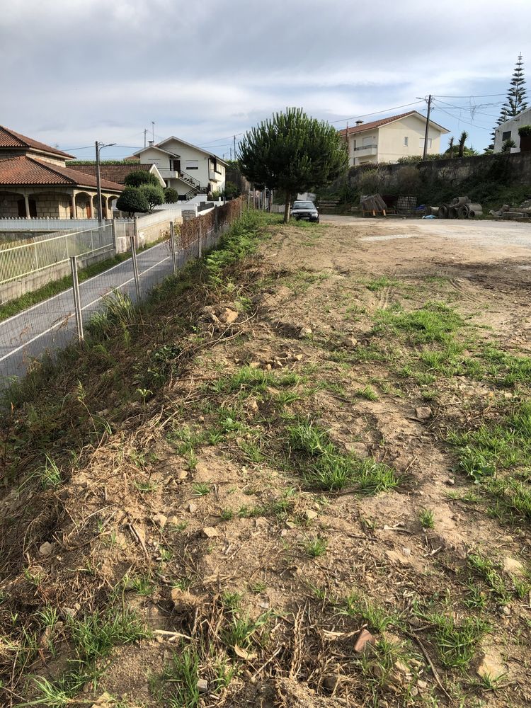 Terreno de construcao com casa modular em Santo Tirso