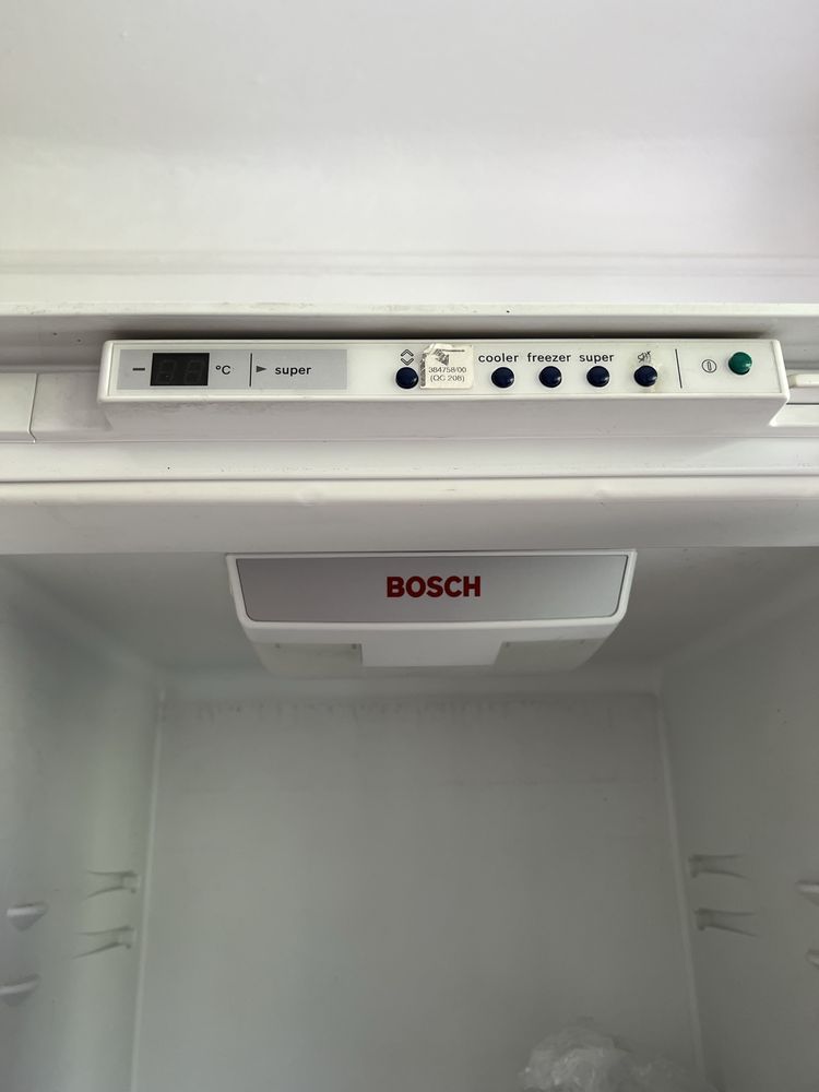 Вбудований холодильник з морозильною камерою фірми Bosch kis34a51.