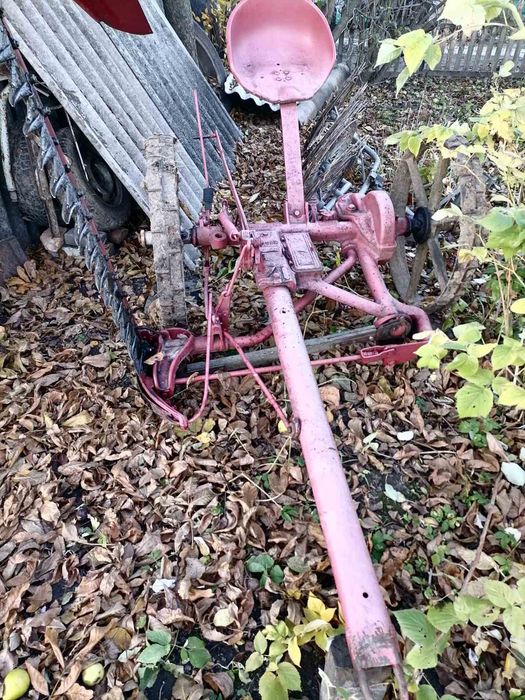 Саморобний трактор разом з копалкою, грабалкою, косілкою