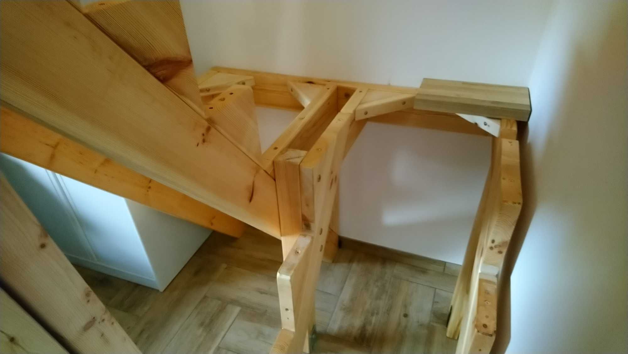 Schody drewniane dwubiegowe ze spocznikiem do domu letniskowego strych