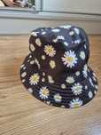 Dwustronna czapka bucket hat.