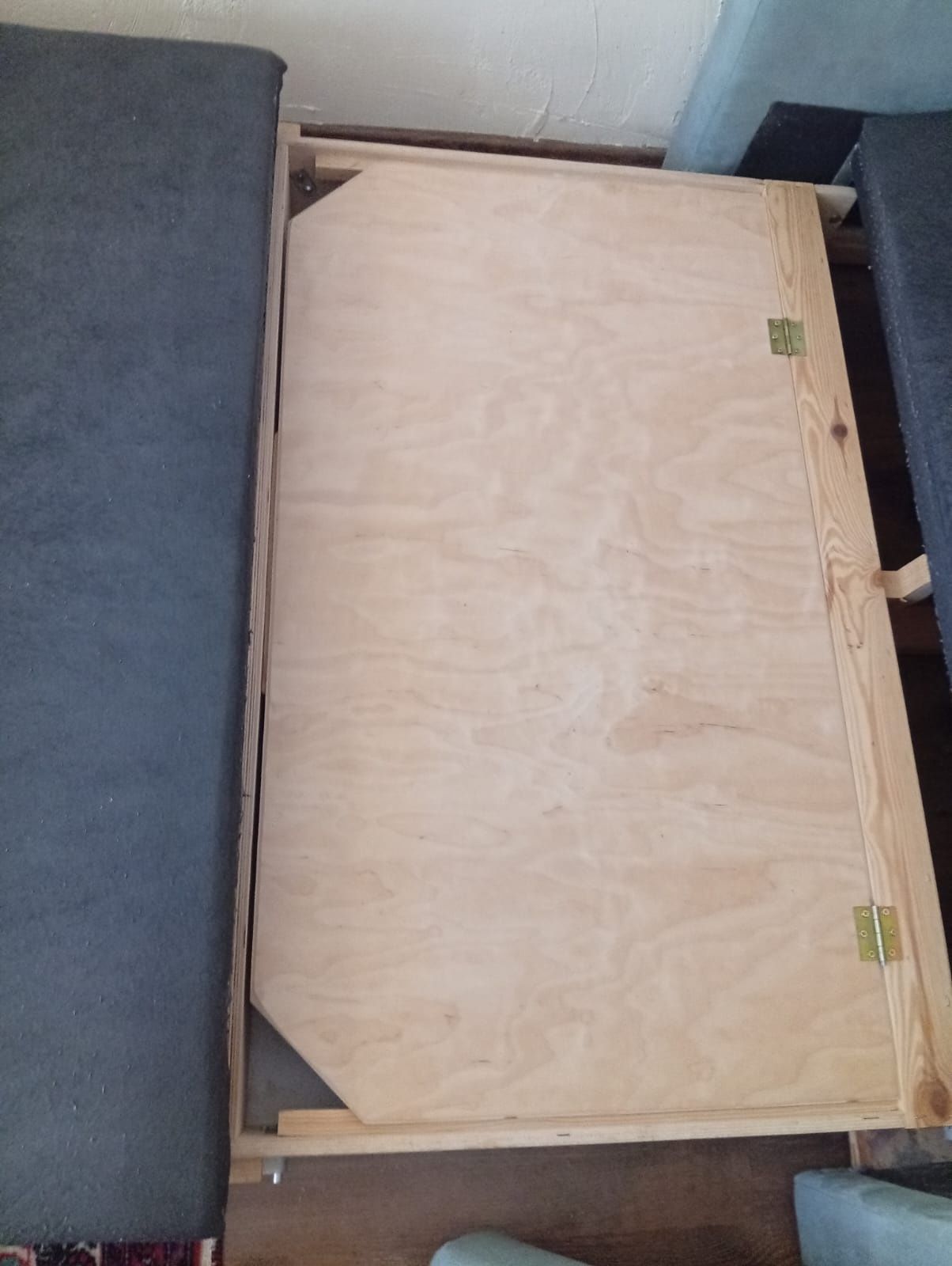 Rozkładana sofa 140x200 z pojemnikiem