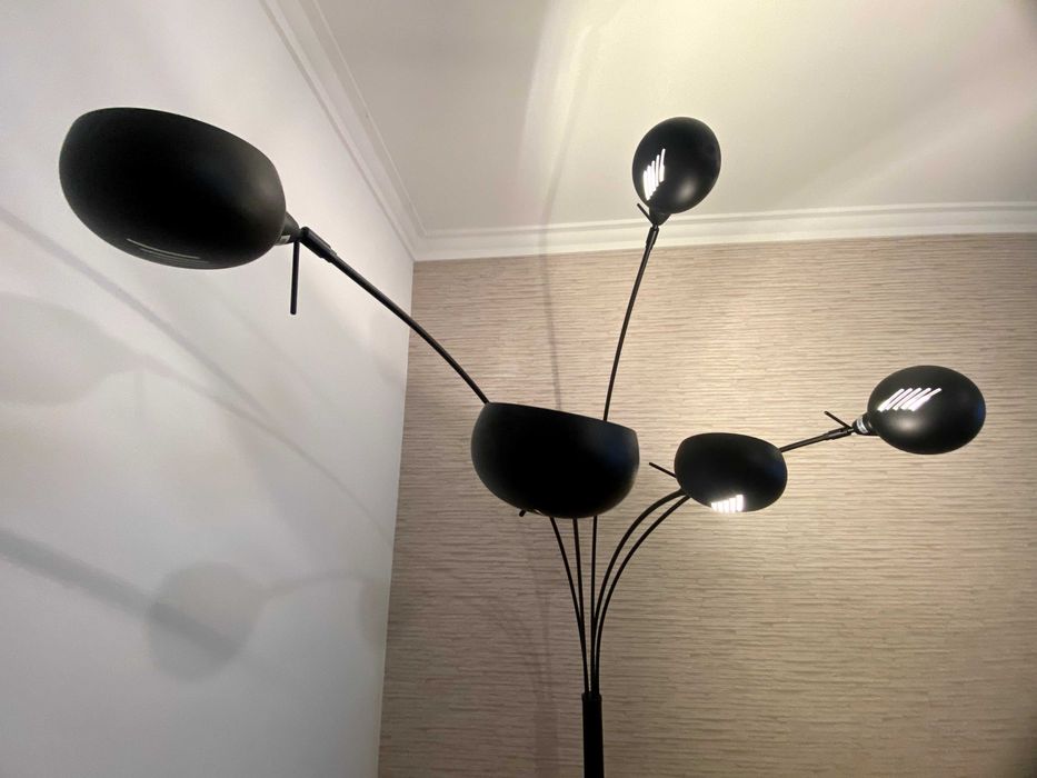 Candeeiro de pé preto