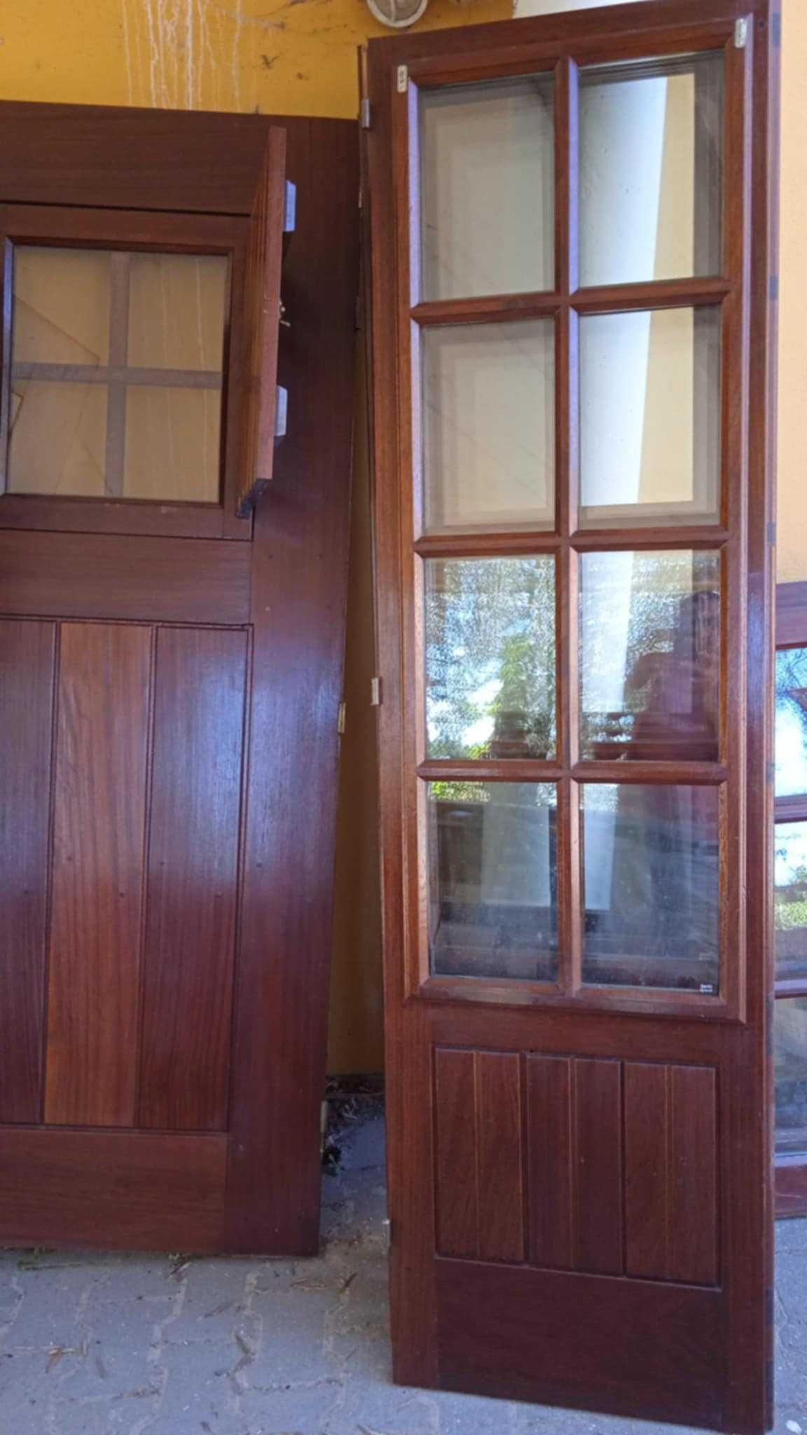 Portas e Janelas em madeira envernizada. Muito bom estado.