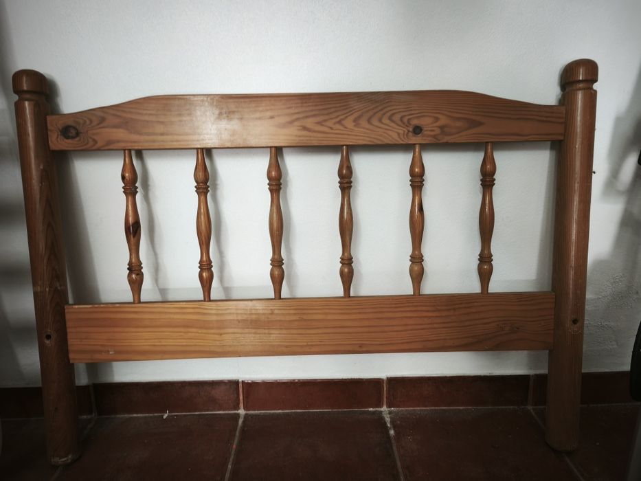 Cama solteiro em madeira